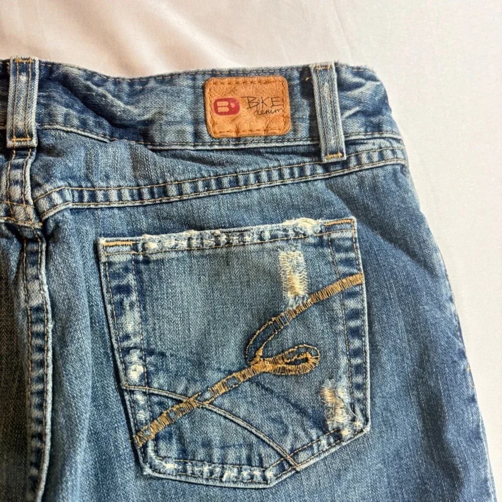 BKE Culture Jeans Mens 32x31.5 Medium Wash Flare Leg 100% Cotton Distressed Blue